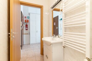 Shower, bidet, towels - GuestHost - Cozy Apartment near Piazza Napoli (Milan)