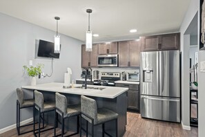 Réfrigérateur, micro-ondes, four, plaque de cuisson