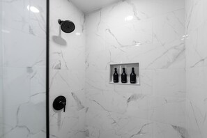 Douche, séchoir à cheveux, serviettes fournies, savon
