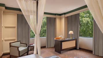 Quarto luxo, 1 cama Queen (Deluxe Room Double) | Cofres nos quartos, escrivaninha, espaço de trabalho para notebook