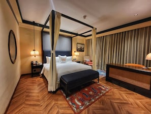 Roupas de cama premium, cofres nos quartos, escrivaninha