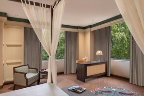 Habitación doble Deluxe, vista a la ciudad | Caja de seguridad en la habitación y escritorio 