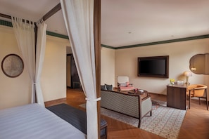 Habitación doble superior, vistas a la ciudad | Caja fuerte, escritorio, espacio para trabajar con un portátil