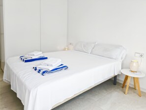 2 bedrooms, iron/ironing board, internet, bed sheets