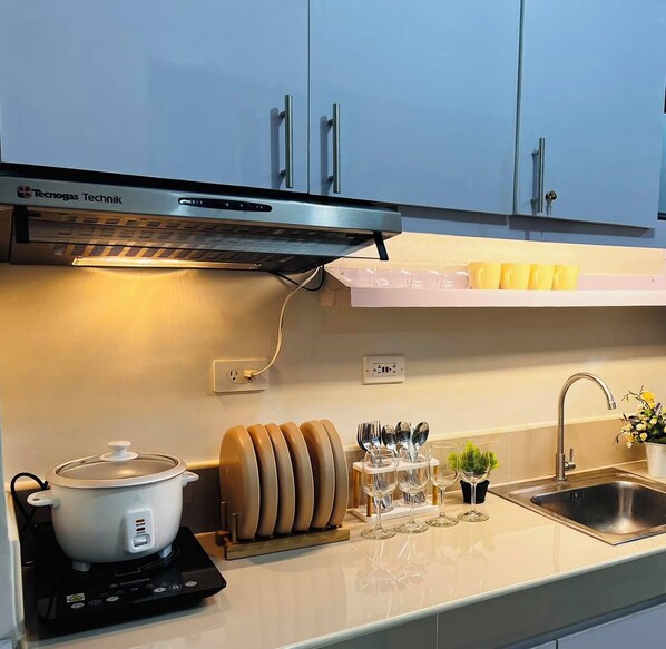 Room, 1 Bedroom, Fireplace, City View | Private kitchen