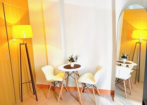 Chambre, 1 chambre, foyer, vue sur la ville | Restauration