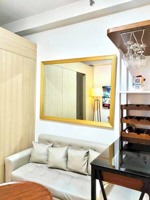 Chambre, 1 chambre, foyer, vue sur la ville | Salle de séjour