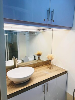 Habitación, 1 habitación, chimenea, vista a la ciudad | Baño