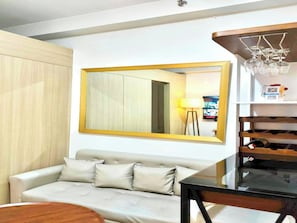 Room, 1 Bedroom, Fireplace, City View | Ruang tamu