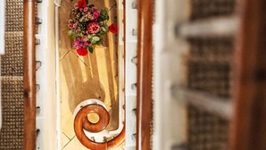 A spiral staircase with a wooden handrail and a white railing. - Tregony House by Interhome (Mevagissey)