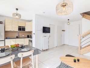 Kühlschrank, Mikrowelle, Geschirrspüler, Kochgeschirr/Geschirr/Besteck