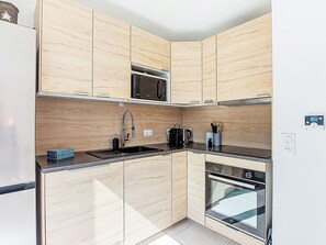 Jääkaappi, mikroaaltouuni, astianpesukone