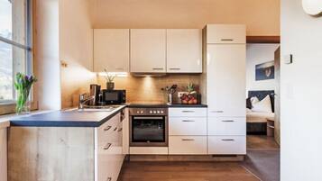 Kühlschrank, Mikrowelle, Ofen, Geschirrspüler