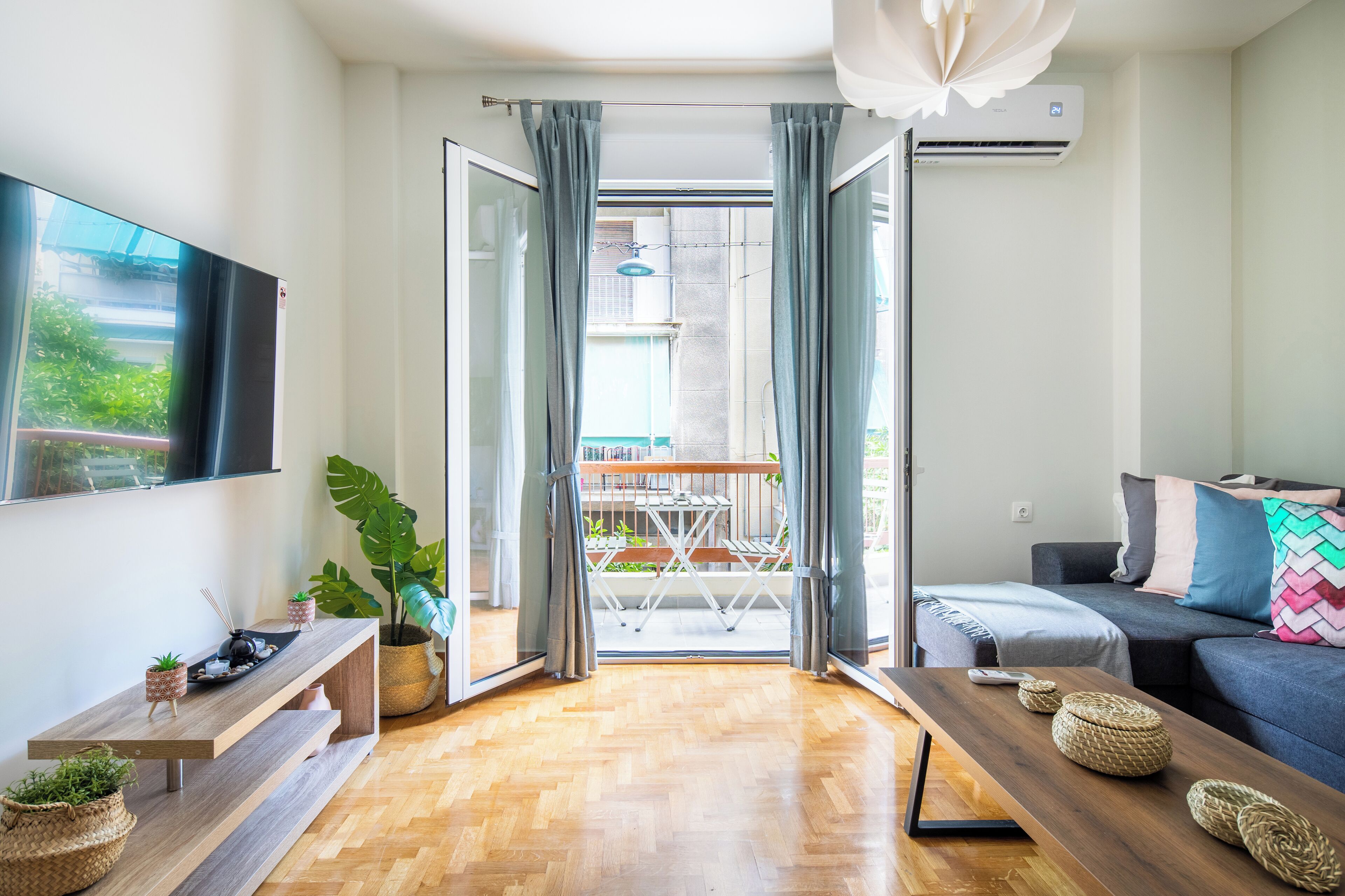 Appartement, 1 chambre, cuisine, vue ville | Salle de séjour | TV connectée de 53 pouces avec chaînes numériques, services de streaming