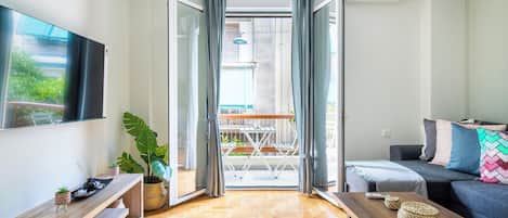 Apartamento, 1 habitación, cocina, vistas a la ciudad | Sala de estar | Smart TV de 53 pulgadas con canales digitales, servicios de streaming