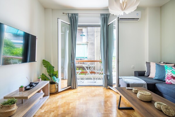 อพาร์ทเมนท์, 1 ห้องนอน, ห้องครัว, วิวเมือง | ห้องนั่งเล่น | สมาร์ททีวี 53 นิ้ว พร้อมช่องดิจิตอล, บริการสตรีมมิ่ง