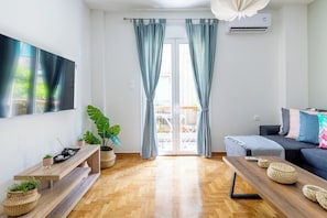 Appartement, 1 chambre, cuisine, vue ville | Salle de séjour | TV connectée de 53 pouces avec chaînes numériques, services de streaming