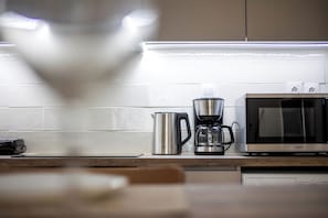 Apartment, 1 Bedroom, Kitchen, City View | Private kitchen | Full-size fridge, microwave, oven, stovetop