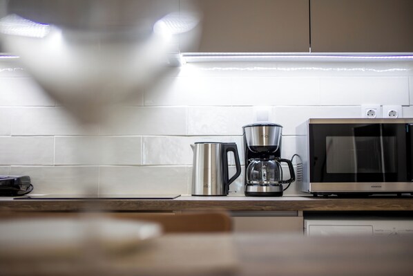 Appartement, 1 chambre, cuisine, vue ville | Cuisine privée | Grand réfrigérateur, micro-ondes, four, plaque de cuisson