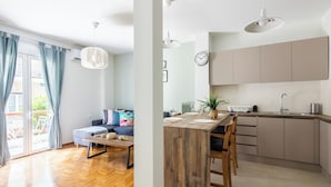 Un appartement moderne comprenant un salon, un coin repas et une cuisine.