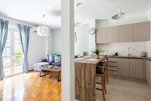 Appartement, 1 chambre, cuisine, vue ville | Restauration dans la chambre