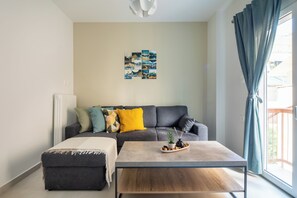 Lägenhet - 1 sovrum - kök - utsikt mot staden | Vardagsrum | 53-tums smart-tv med digitalkanaler och streamingtjänster
