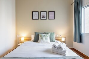 아파트, 침실 1개, 주방, 시내 전망 | 각각 다른 스타일의 인테리어, 각각 다르게 가구 비치, 책상, 노트북 작업 공간