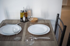 Departamento, 1 habitación, cocina, vista a la ciudad | Servicio a la habitación