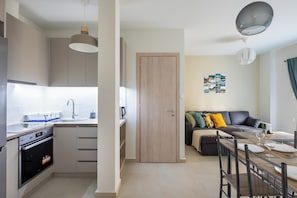 Apartment, 1 Bedroom, Kitchen, City View | Private kitchen | Full-size fridge, microwave, oven, stovetop