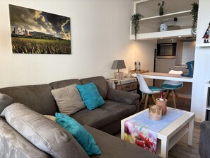 Televisie, een tafeltennistafel en een stereo