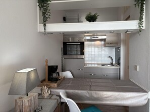 Unclassified image, 3 of 37, button