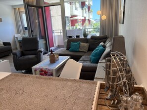 Televisie, een tafeltennistafel en een stereo