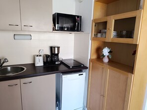 Fridge, dishwasher, cookware/dishes/utensils