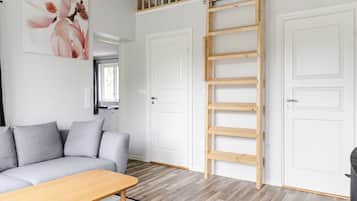 Een televisie en een open haard