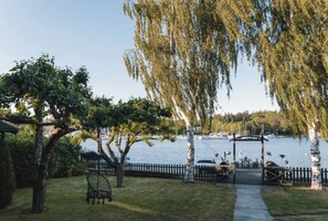 Property grounds - Serene lakeside cabin next to the sea just 10 minutes from Stockholm city! (Solna)