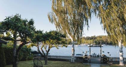 Serene lakeside cabin next to the sea just 10 minutes from Stockholm city!