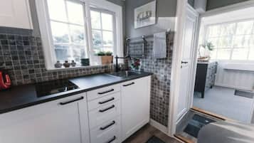 Mikrovågsugn, spishäll, brödrost och grytor/köksredskap