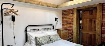 Lovely Courtyard Studio in Wokingham.
Close to all major travel links.