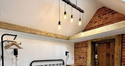 Lovely Courtyard Studio in Wokingham.
Close to all major travel links.