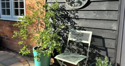 Lovely Courtyard Studio in Wokingham.
Close to all major travel links.