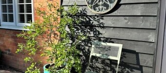 Lovely Courtyard Studio in Wokingham.
Close to all major travel links.