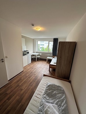 Twin Room | Individually furnished, iron/ironing board, free WiFi, bed sheets