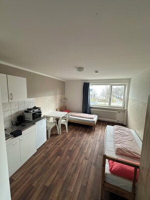 Chambre avec lits jumeaux | Ameublement unique, fer et planche à repasser, accès au Wi-Fi (inclus)