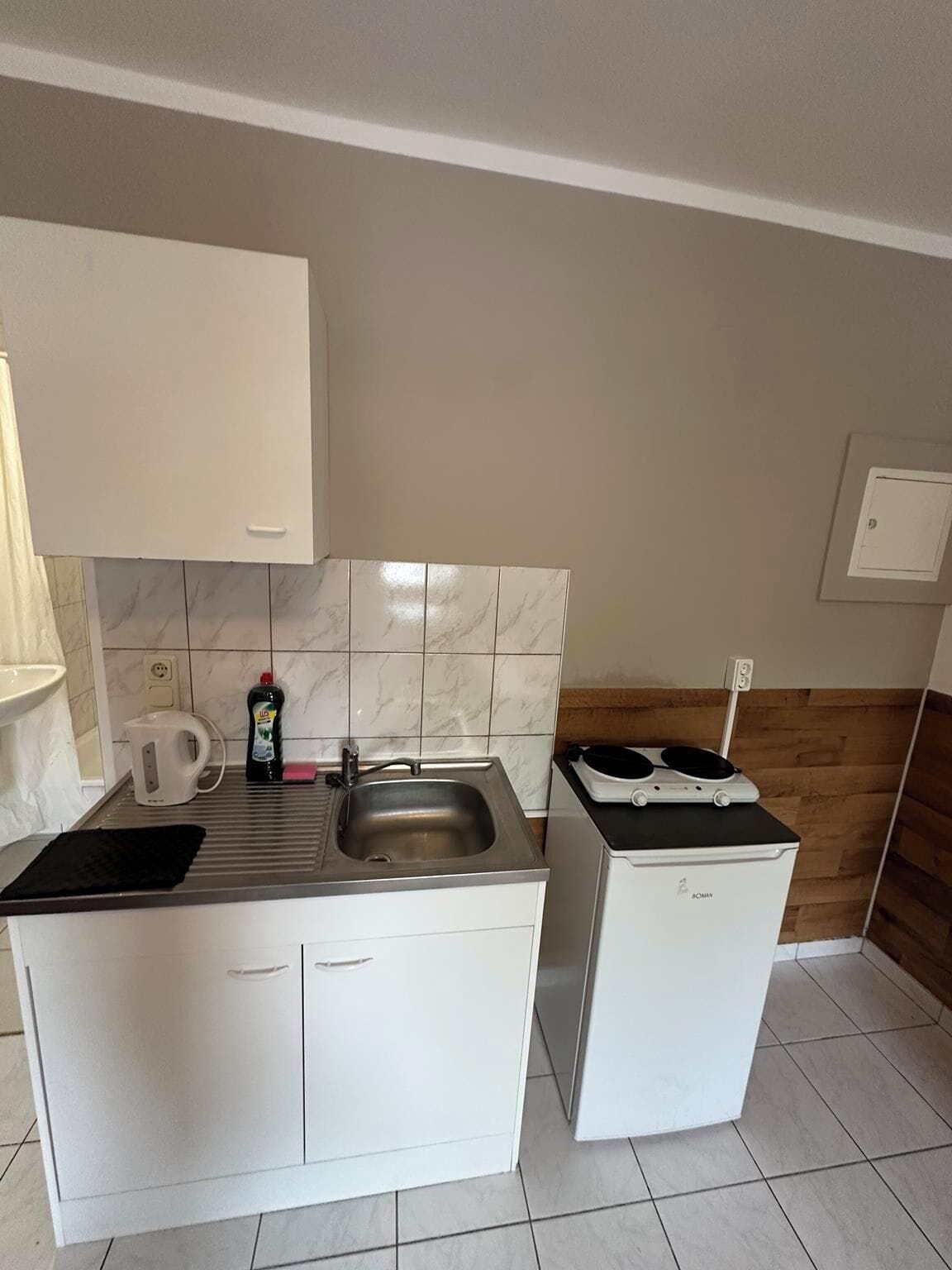 Twin Room | Private kitchen | Fridge, electric kettle, cleaning supplies