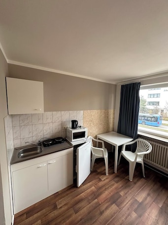 Refrigerador, tetera/pava eléctrica, artículos de limpieza