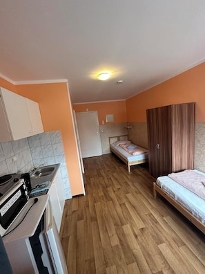 Twin Room | Individually furnished, iron/ironing board, free WiFi, bed sheets