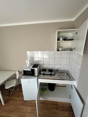 Chambre avec lits jumeaux | Cuisine privée | Réfrigérateur, bouilloire électrique, produits de nettoyage