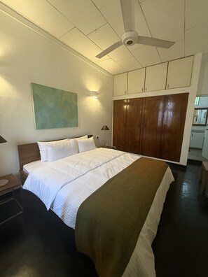 3 habitaciones, tabla de planchar con plancha, wifi y ropa de cama
