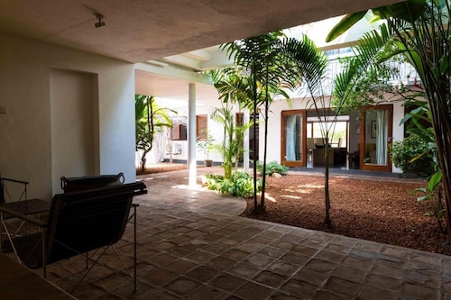 Flower Road Villa with Sri Lanka Contemporary Art & Architecture Experiences