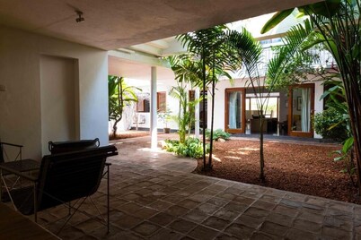 Flower Road Villa with Sri Lanka Contemporary Art & Architecture Experiences